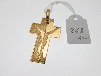une croix en or à laquelle est attachée une étiquette de prix