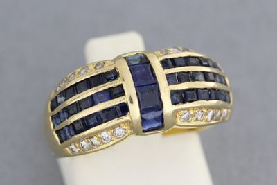 une image représentant une bague en or sertie de saphirs et de diamants
