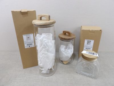 un bocal en verre muni d'un couvercle en bois et contenant une feuille de papier essuie-tout