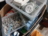 une boîte remplie d'objets assortis posée sur une table