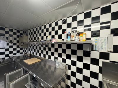 un mur à carreaux noirs et blancs dans une cuisine
