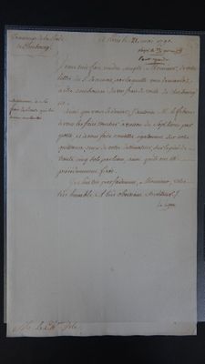 un vieux document écrit posé sur une table