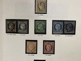 un vieux livre sur lequel sont collés tout un tas de timbres différents