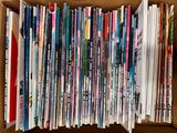 une boîte en carton remplie de livres et de magazines