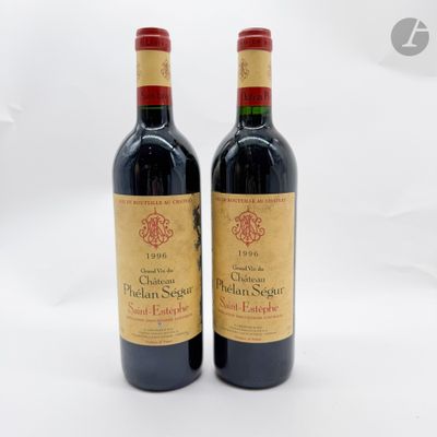 deux bouteilles de vin posées l'une à côté de l'autre sur une table