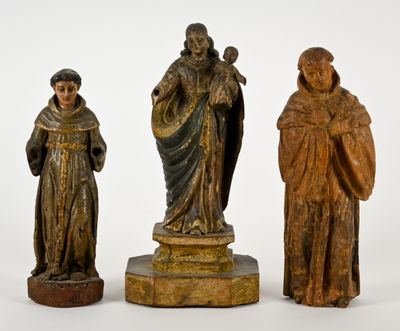 trois statues en bois représentant des hommes et des femmes, sur fond blanc