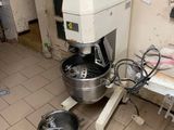 une image d'une cuisine avec un mixeur à l'intérieur