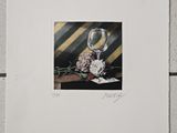 un tableau représentant un verre à vin et des fleurs posés sur une table