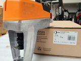 une agrafeuse à main orange et noire posée à côté d'une boîte