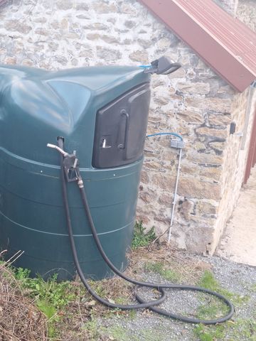 Cuve 2500 Litres avec distributeur. Frais en sus 14.28%. TVA Récu...