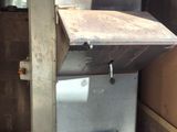 un vieux poêle posé dans un coin de la pièce