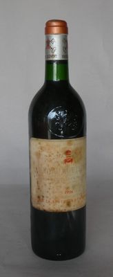 une bouteille de vin posée sur une table