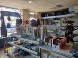un magasin avec beaucoup d'articles sur les étagères