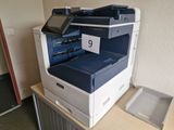 une imprimante posée sur un bureau