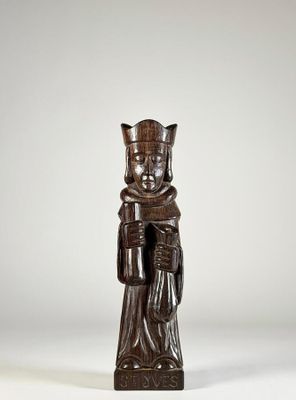 une statue en bois représentant un homme coiffé d'une couronne