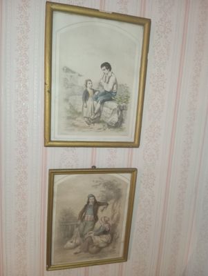 deux photos encadrées d'un homme et d'une femme sur le mur