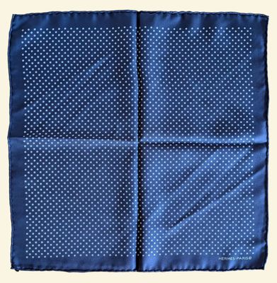une pochette bleue à pois blancs