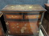 une paire de tables d'appoint de style oriental avec tiroirs et un tapis
