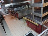 une photo d'une cuisine professionnelle dotée de nombreux plans de travail