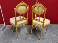Paire de chaises en bois sculpté ajouré doré, à dossier cent… (photo 2)