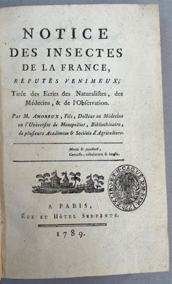 un vieux livre sur lequel figure l'image d'un homme à cheval