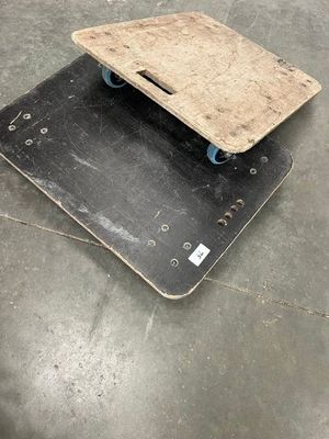 un skateboard posé sur un morceau de bois