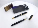 deux stylos et une boîte posés sur une table blanche