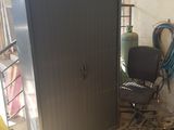 une image représentant une pièce dans laquelle se trouvent une armoire et une chaise