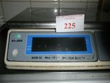 une photo d'une balance numérique posée sur un plan de travail