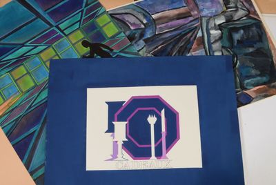 un sac bleu sur lequel est représentée une fourchette et un couteau