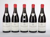 six bouteilles de vin sont alignées dans une rangée