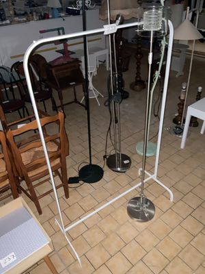 une image représentant une pièce avec une table, des chaises et une lampe