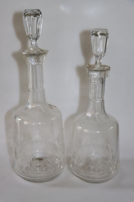 paire de carafes en verre transparent avec bouchons en argent