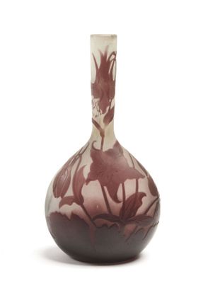 un vase orné d'un motif floral sur une surface blanche