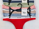un gros plan sur un ensemble de sous-vêtements posés sur une surface blanche
