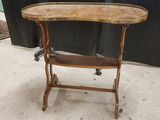 une petite table en bois sur laquelle est posé un plateau