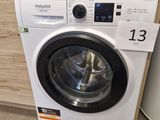 vue de face d'une machine à laver avec une étiquette de prix