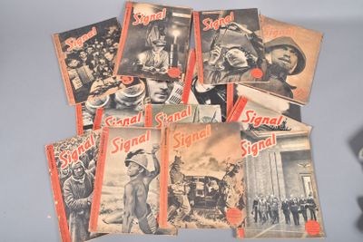 Plusieurs vieux magazines sont empilés les uns sur les autres sur une table