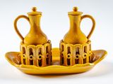 deux vases jaunes posés sur un plateau, avec un plateau jaune en dessous