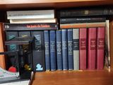 une étagère sur laquelle sont posés de nombreux livres