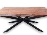 un gros plan d'une table en bois avec des pieds en métal sur fond blanc