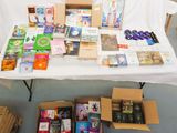 de nombreuses caisses de livres posées sur une table recouverte d'une nappe blanche