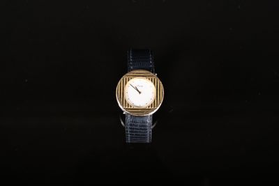 une image représentant une montre-bracelet posée sur une surface noire
