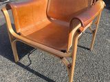 un fauteuil en cuir marron posé à même le sol