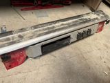 une photo d'un morceau de métal dans un garage