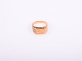 une image d'une bague en or sur fond blanc