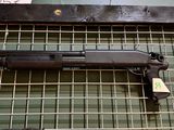 une arme posée sur un râtelier dans une pièce