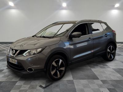 Le nouveau SUV Nissan QX Sport est garé sur un sol à damier.
