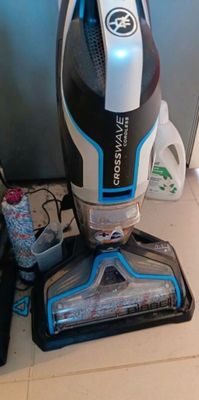 un aspirateur posé sur un plan de travail