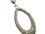 gros plan d'un collier sur fond blanc